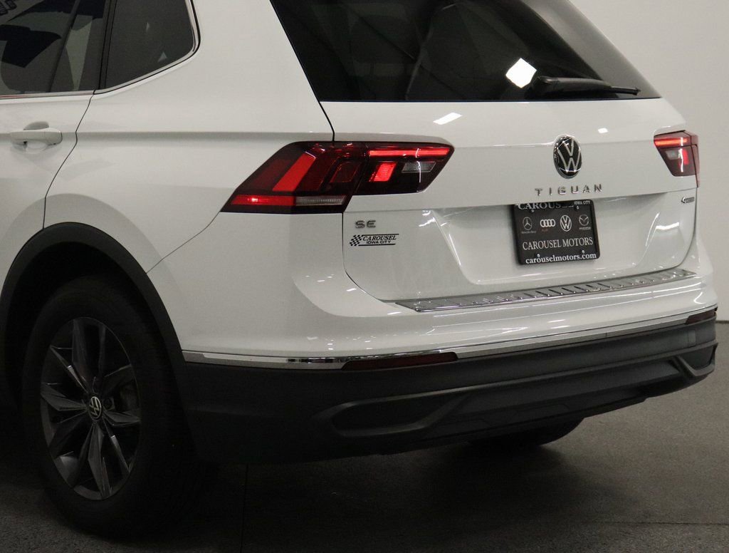 Used 2024 Volkswagen Tiguan SE w/ Panoramic Sunroof Package image 10