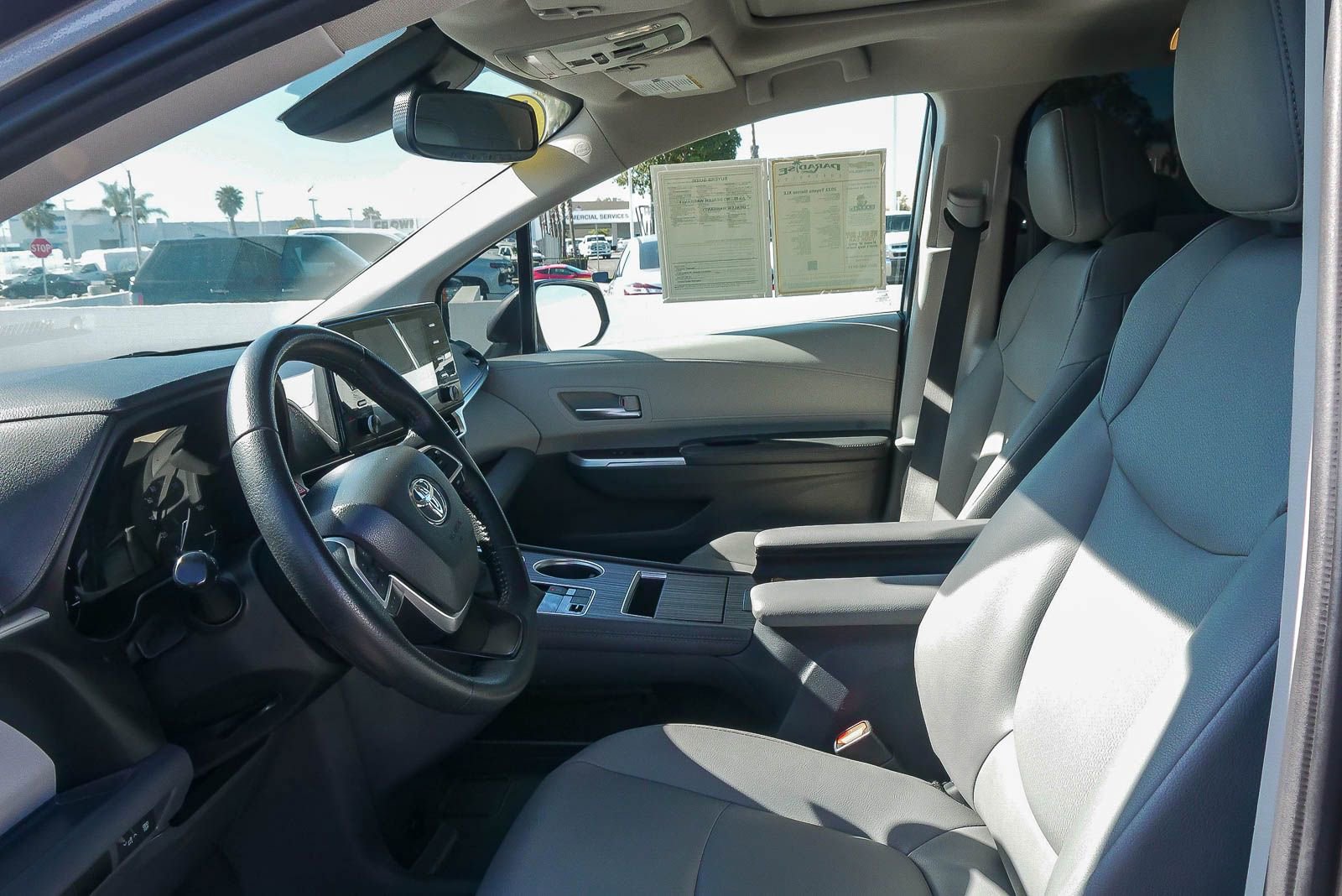 Used 2022 Toyota Sienna XLE image 17