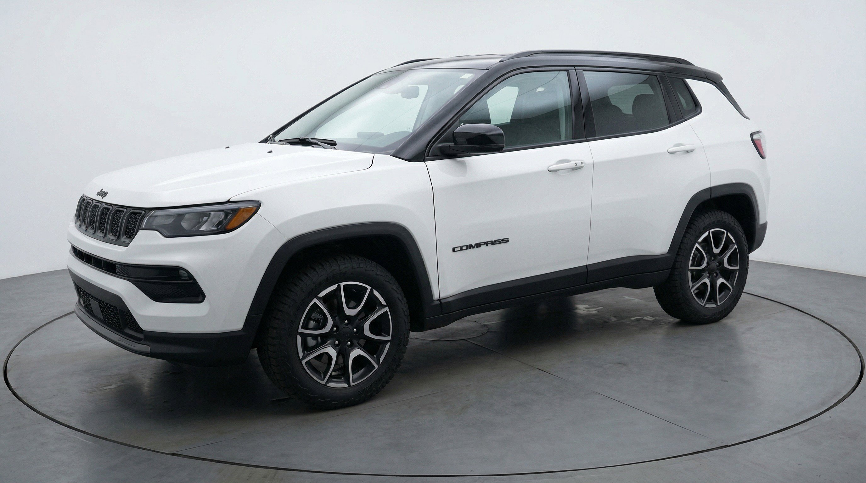 Used 2025 Jeep Compass Trailhawk AWD/4WD image 3