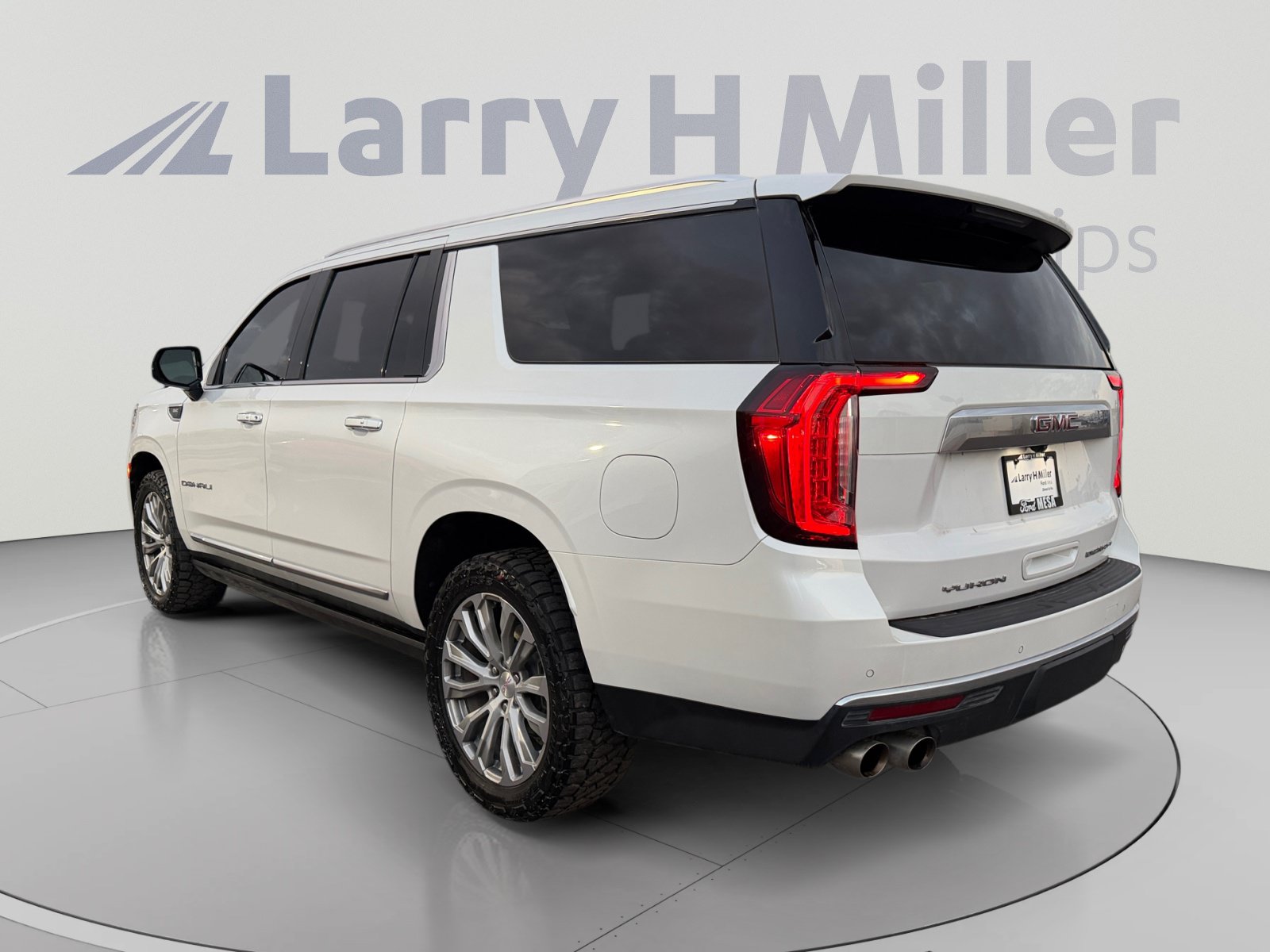 Used 2023 GMC Yukon XL Denali AWD/4WD image 3