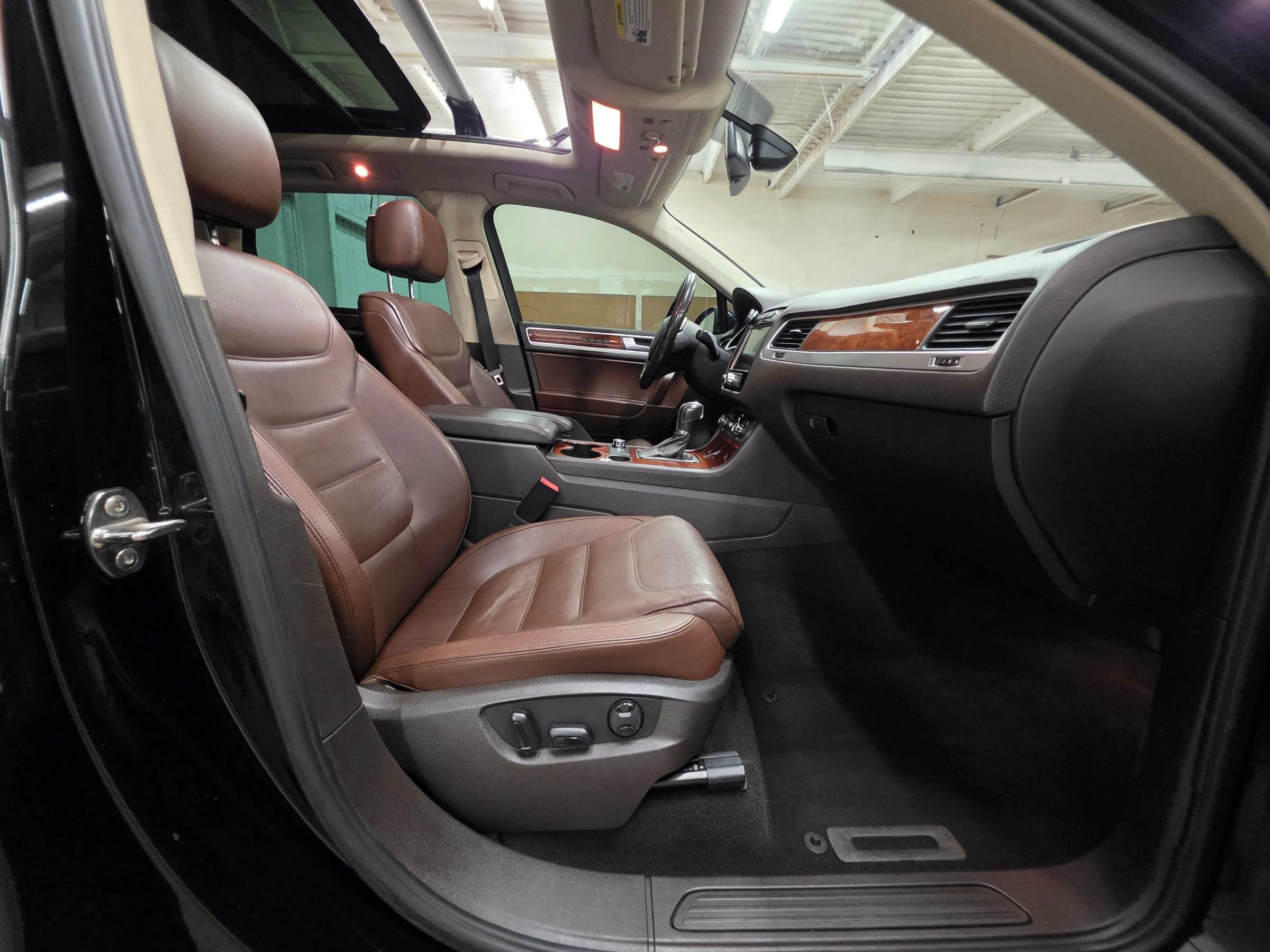 Used 2013 Volkswagen Touareg TDI AWD/4WD image 15
