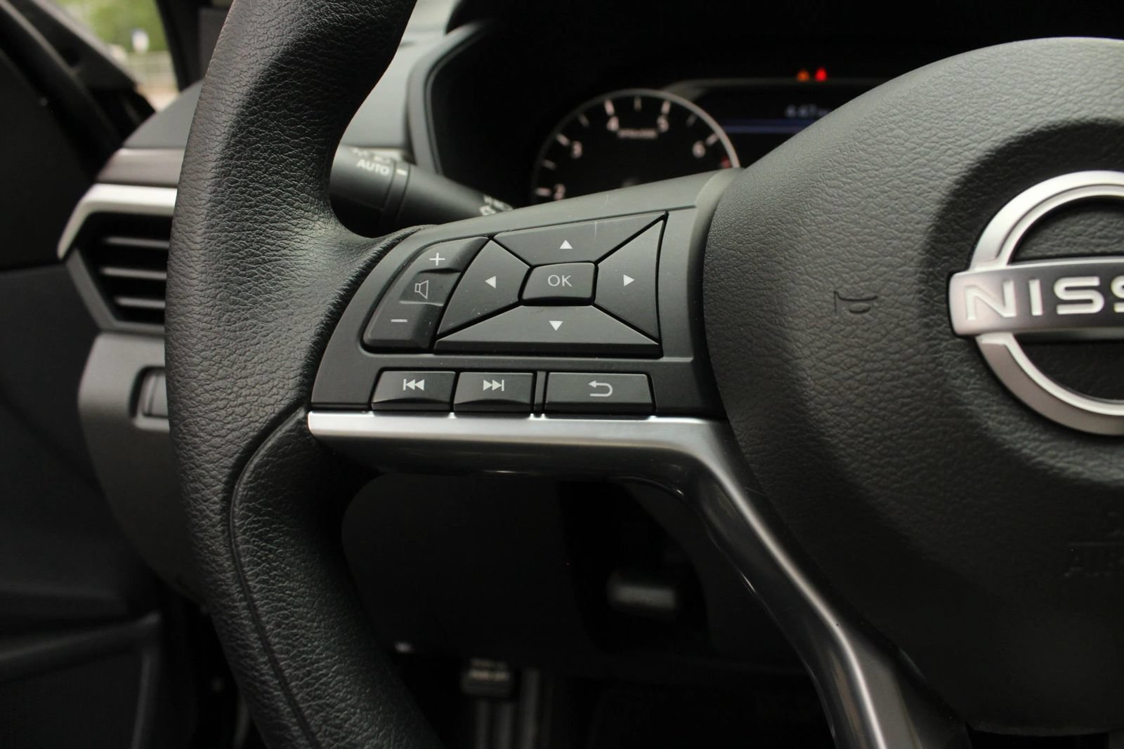 Used 2025 Nissan Altima 2.5 SV FWD image 29