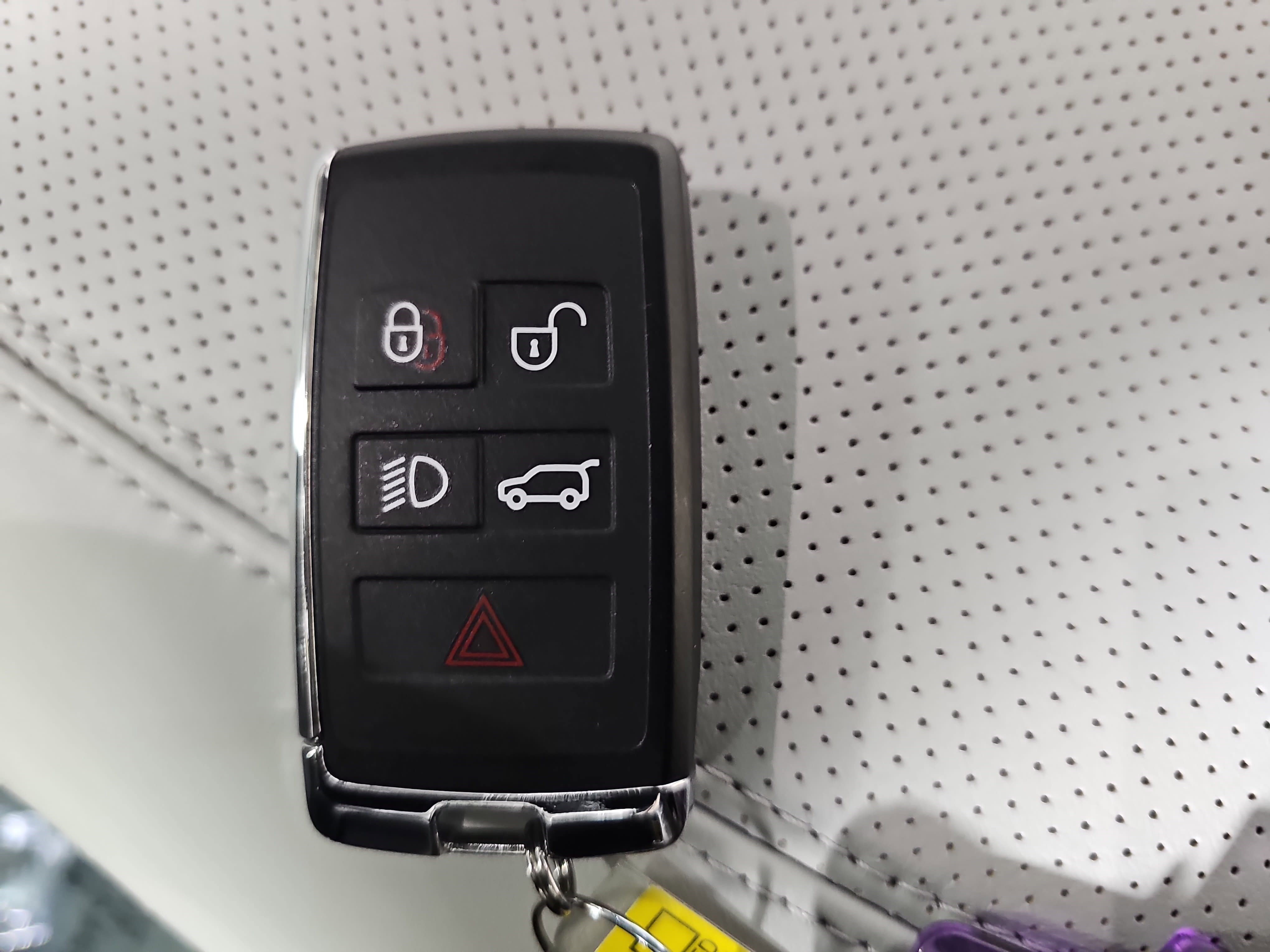 Used 2025 Land Rover Defender 90 X-Dynamic SE image 38