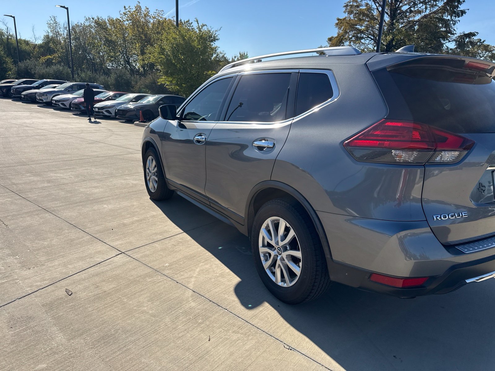 Used 2017 Nissan Rogue SV FWD image 5