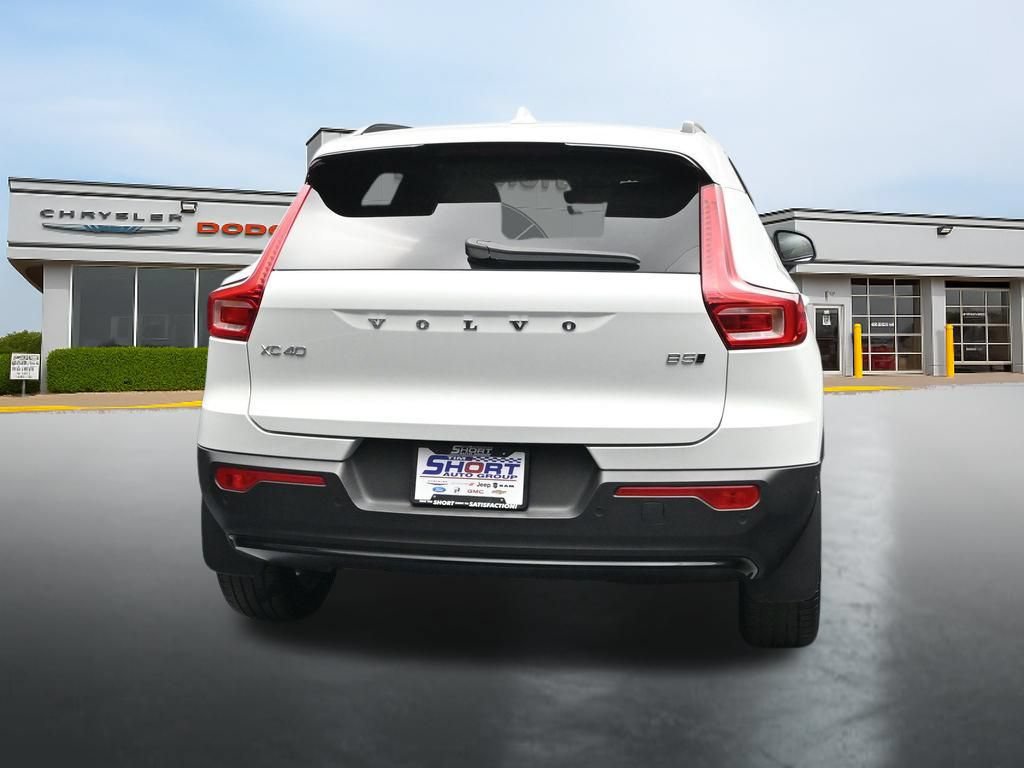 Used 2024 Volvo XC40 B5 Plus w/ Protection Package Premier AWD/4WD image 4