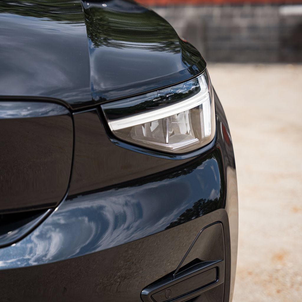 Certified 2024 Volvo XC40 Recharge Core RWD image 3