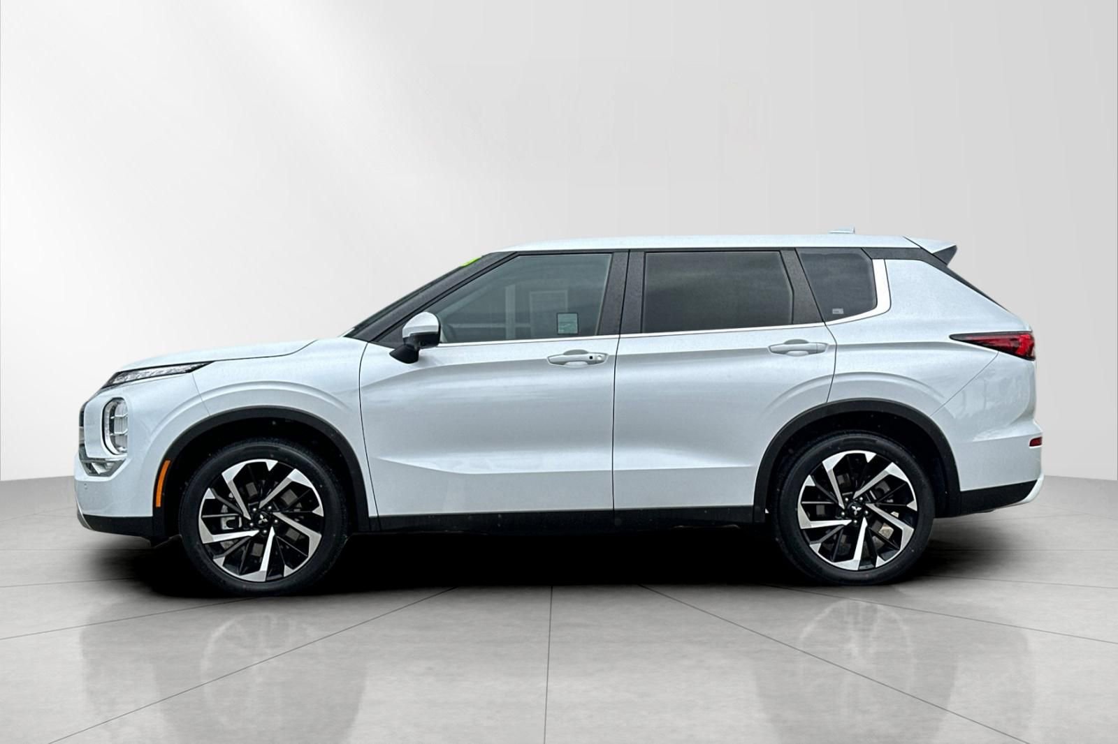 Used 2024 Mitsubishi Outlander SE image 6