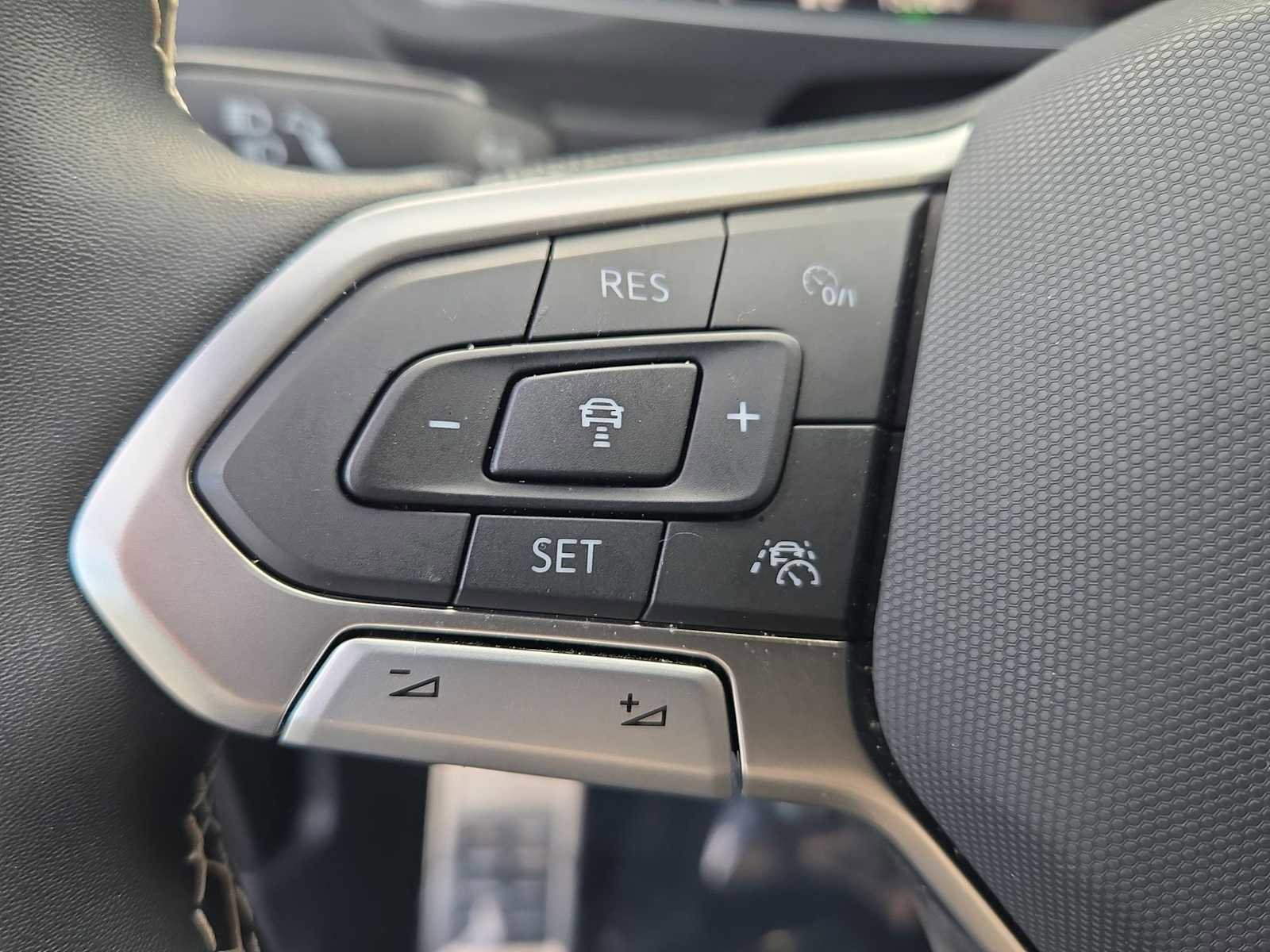 Used 2023 Volkswagen Tiguan SE R-Line image 30