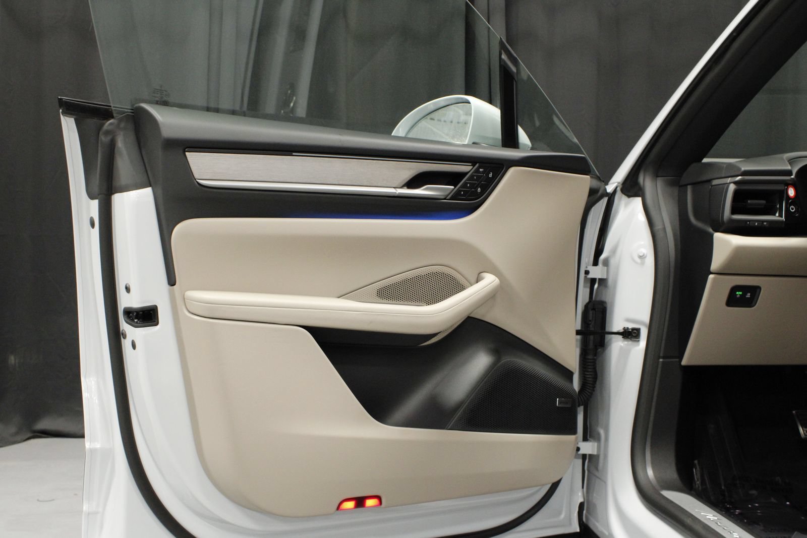 Certified 2025 Porsche Macan Electric RWD image 14