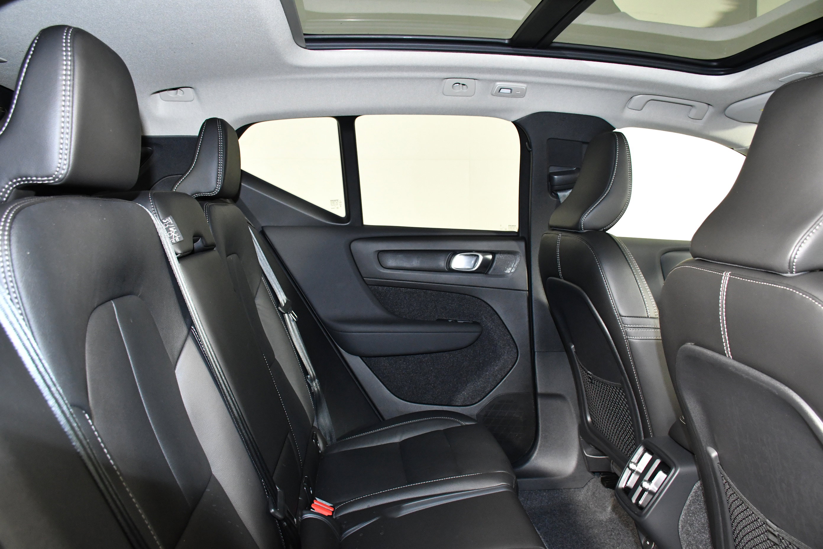 Used 2025 Volvo XC40 B5 Plus image 24