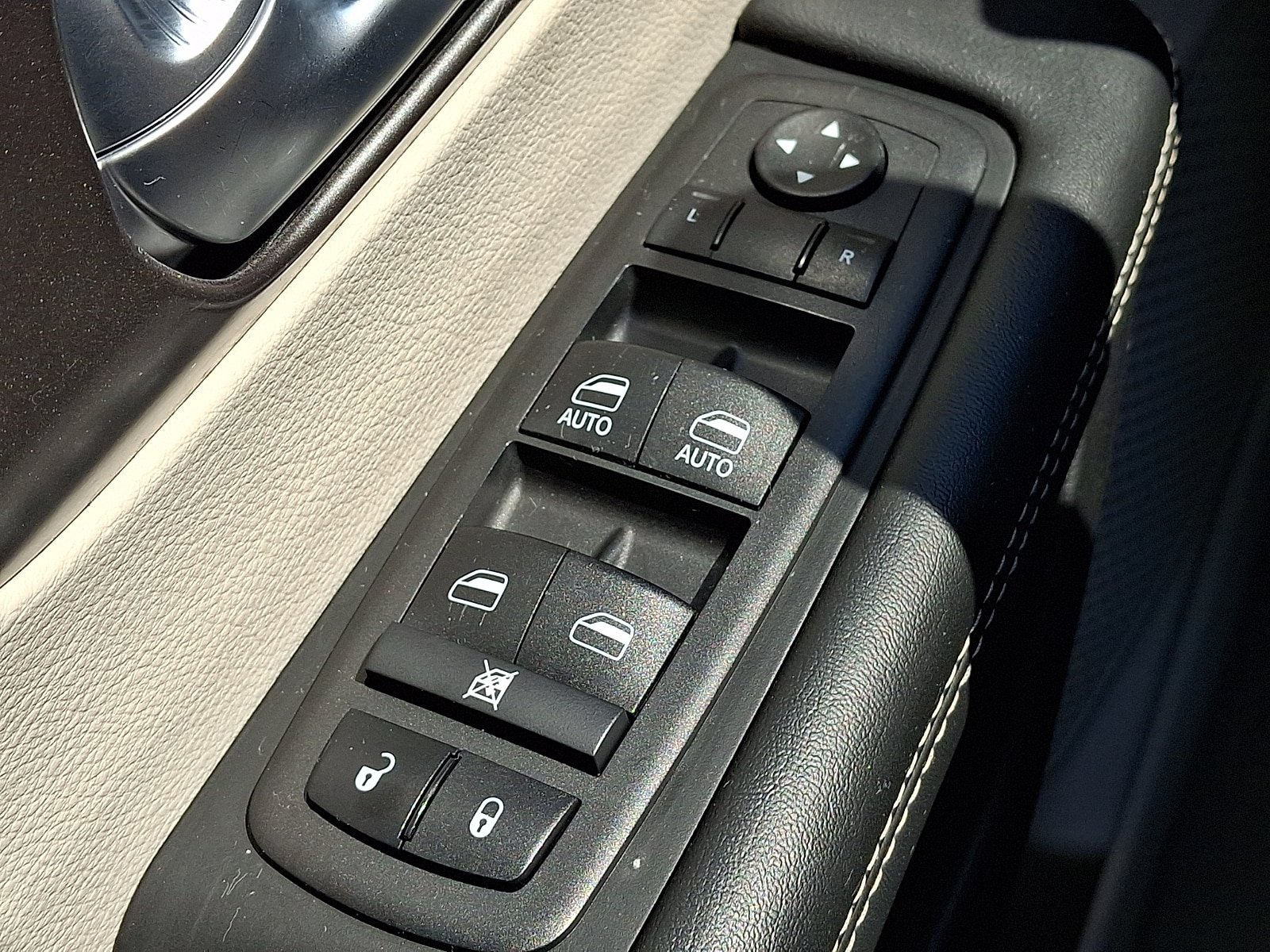 Used 2024 Chrysler Pacifica Touring-L FWD image 25