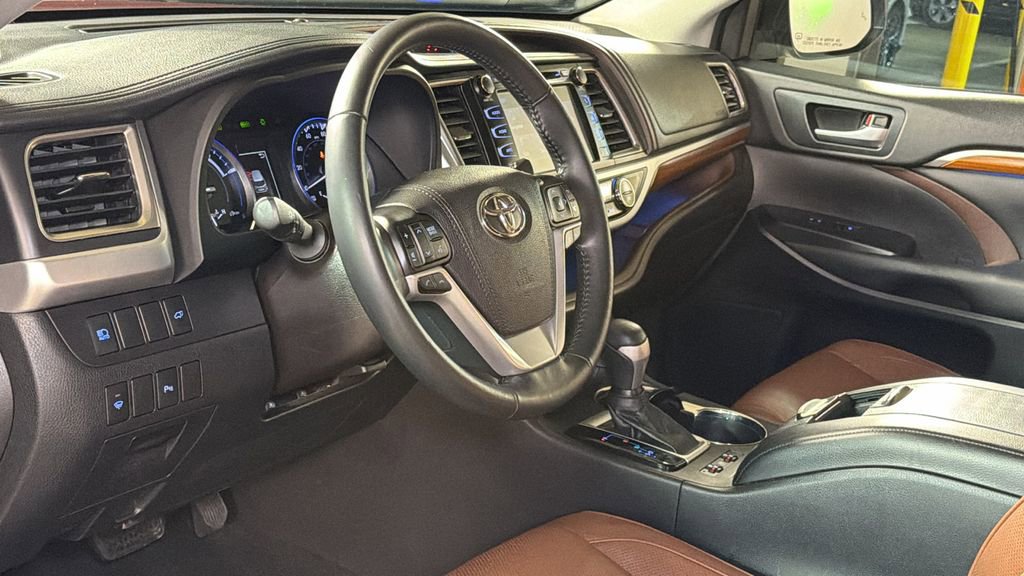 Used 2018 Toyota Highlander Limited image 28