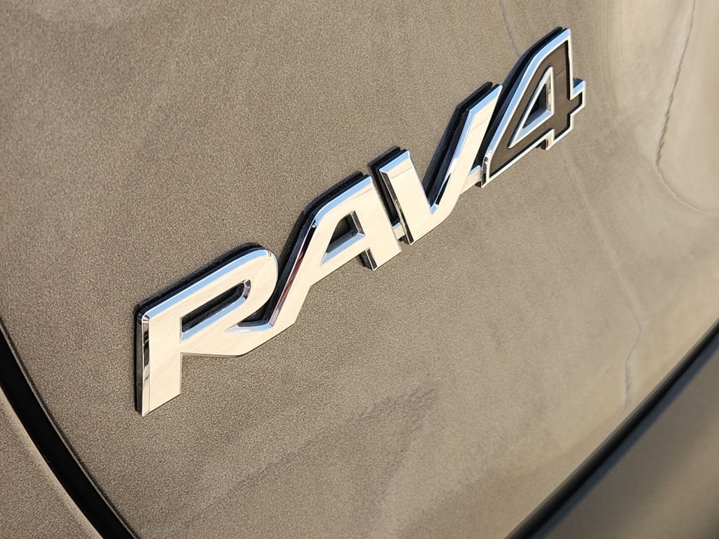 Used 2021 Toyota RAV4 XLE w/ Convenience Package FWD image 11