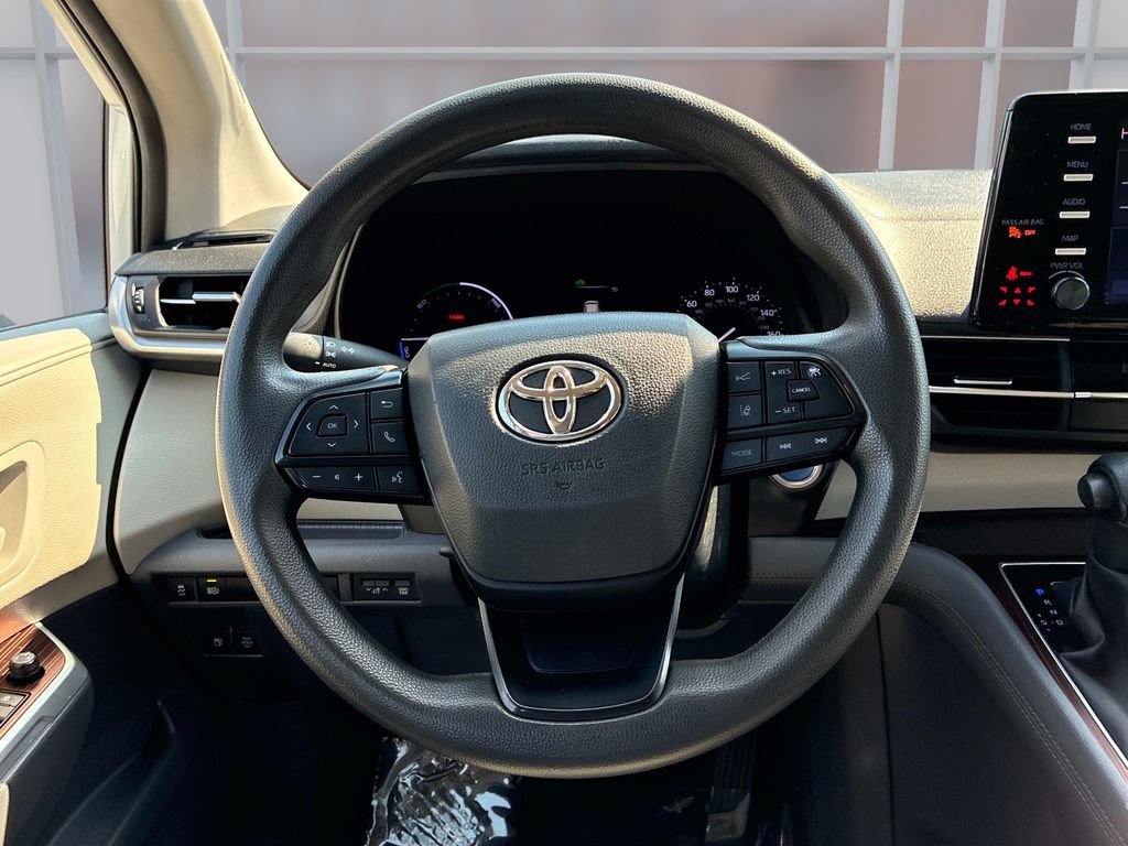 Used 2023 Toyota Sienna LE FWD image 18