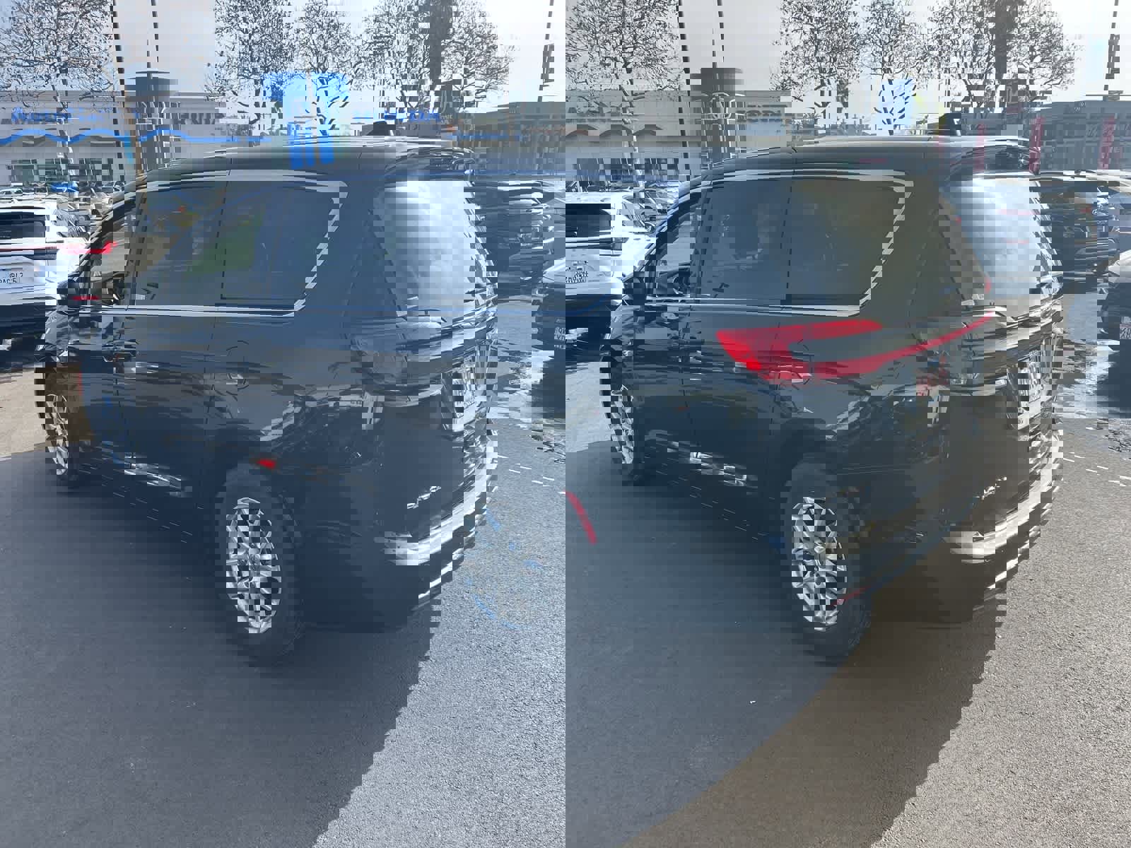 Used 2023 Chrysler Pacifica Touring-L image 3