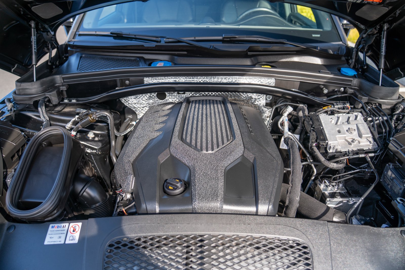 Certified 2024 Porsche Macan AWD/4WD image 30