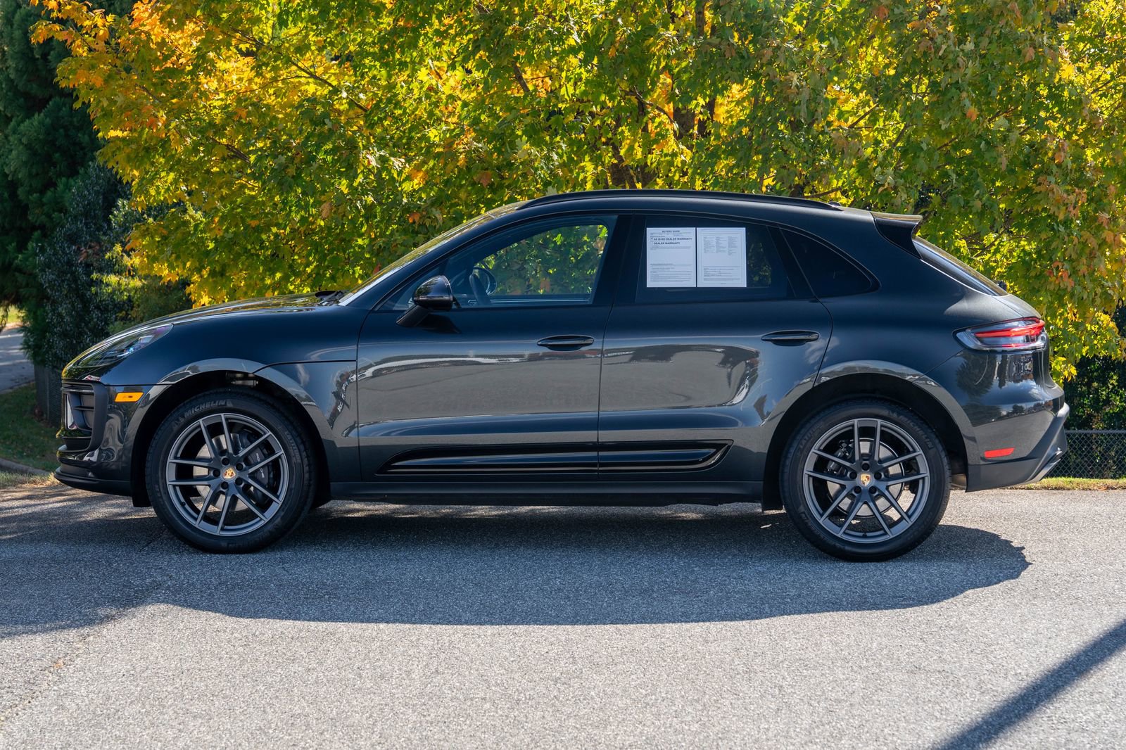 Certified 2025 Porsche Macan image 2