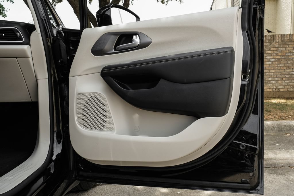 Used 2024 Chrysler Pacifica Touring-L FWD image 61