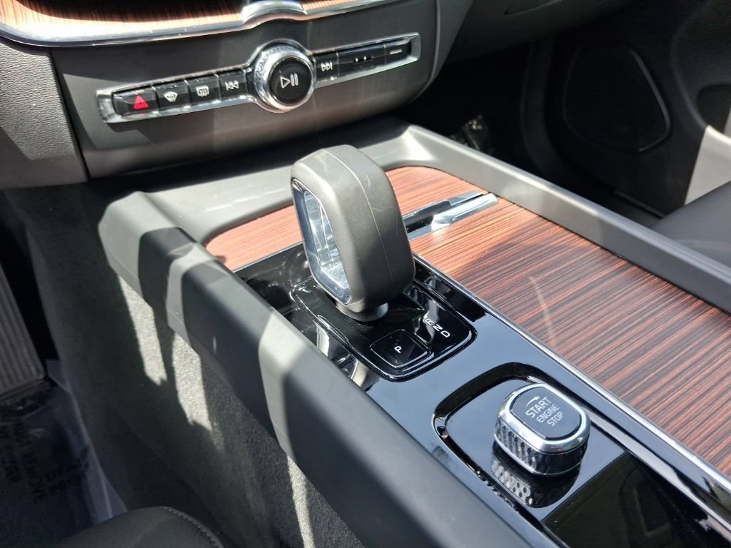 Certified 2024 Volvo XC60 B5 Plus AWD/4WD image 22