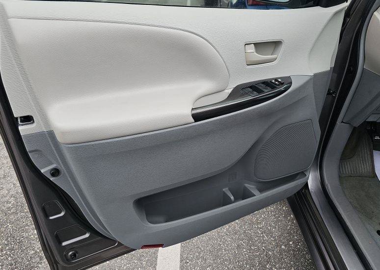Used 2014 Toyota Sienna LE FWD image 5