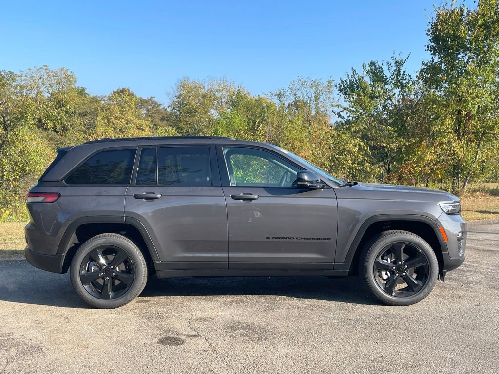 New 2025 Jeep Grand Cherokee L Altitude image 2