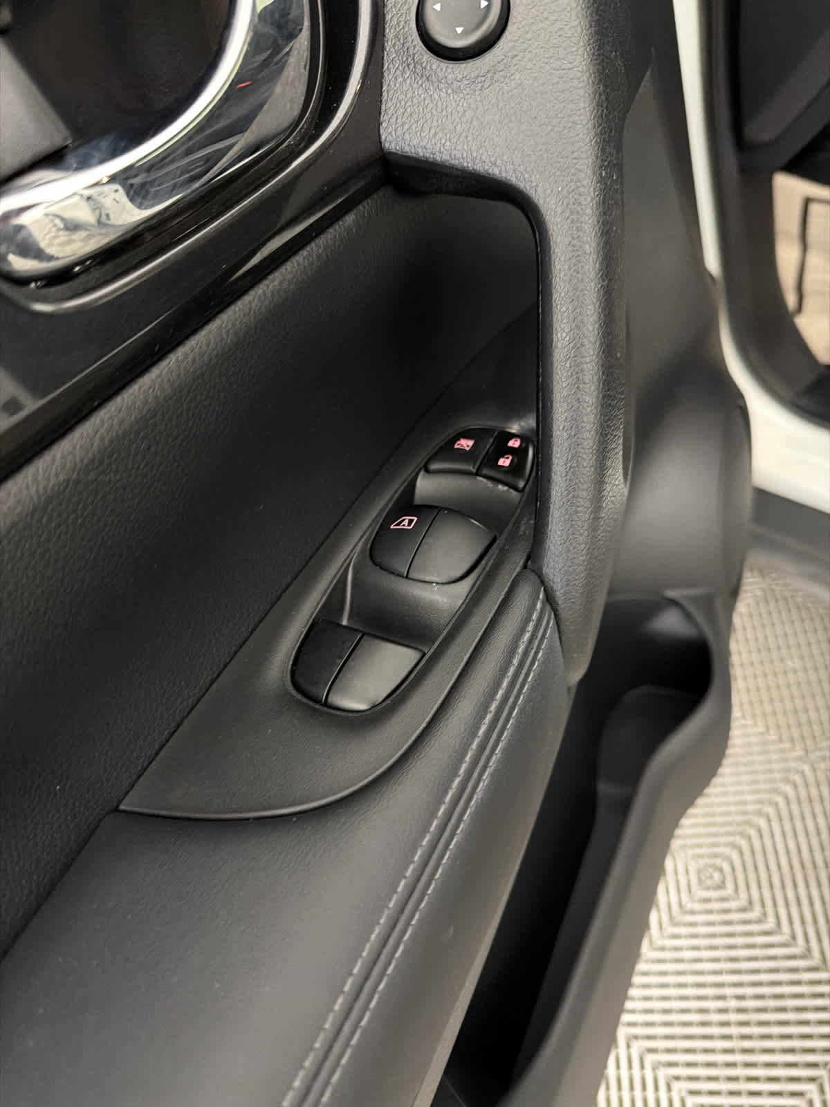 Used 2018 Nissan Rogue SV FWD image 23