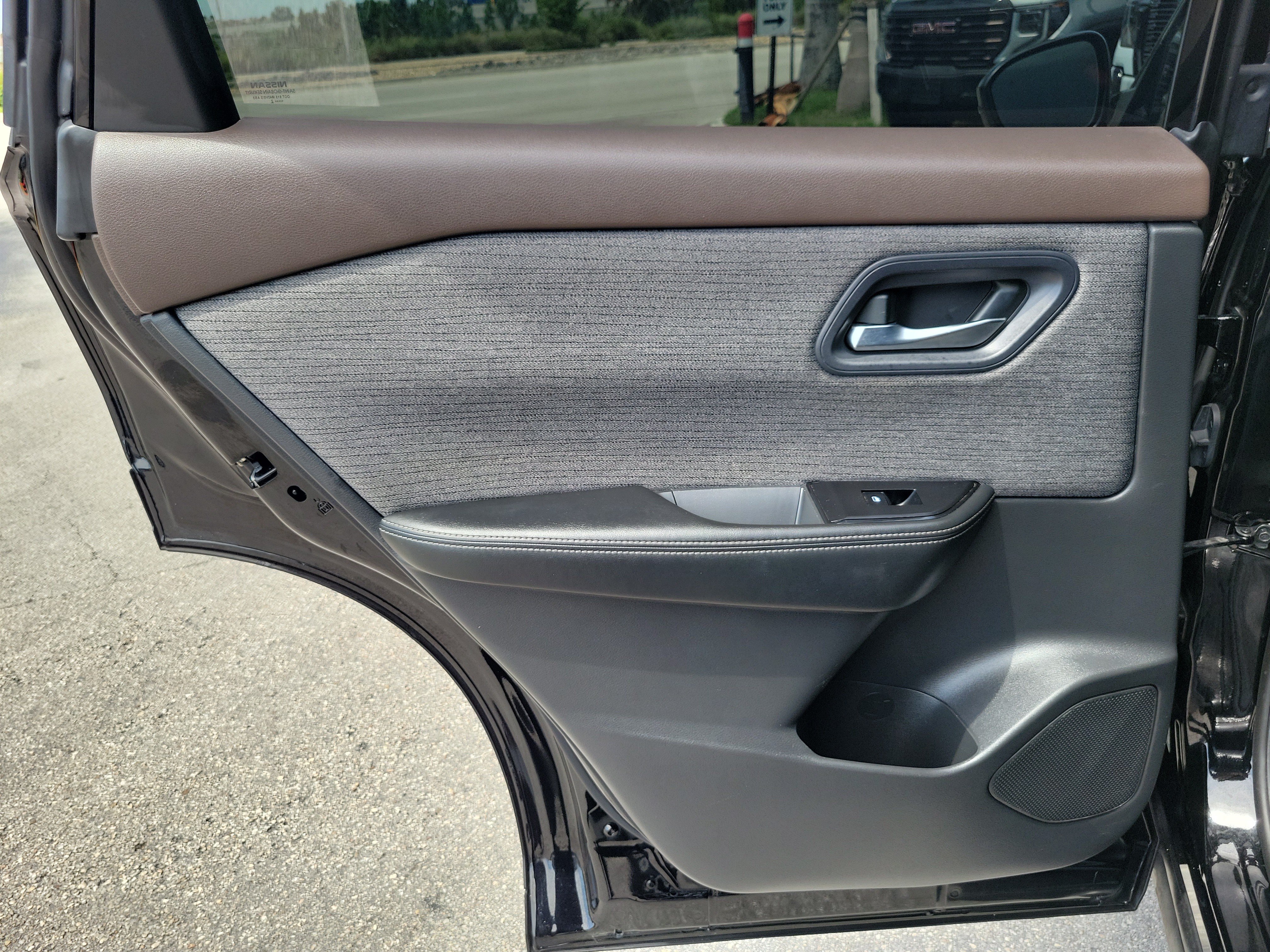 Used 2022 Nissan Rogue SV FWD image 25