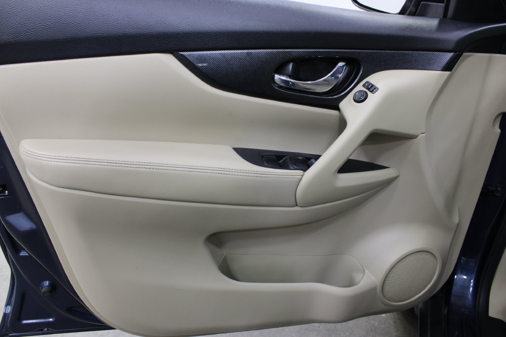 Used 2016 Nissan Rogue SL FWD image 17
