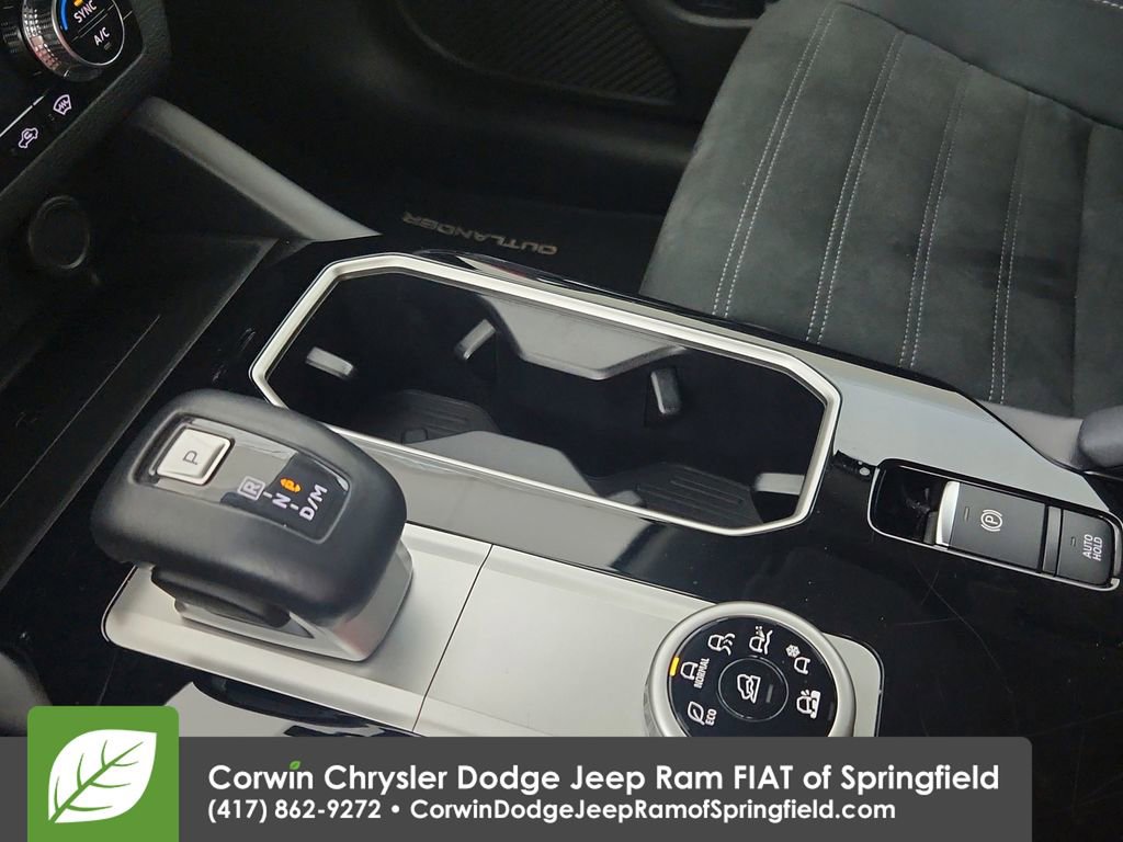 Used 2025 Mitsubishi Outlander SE image 27