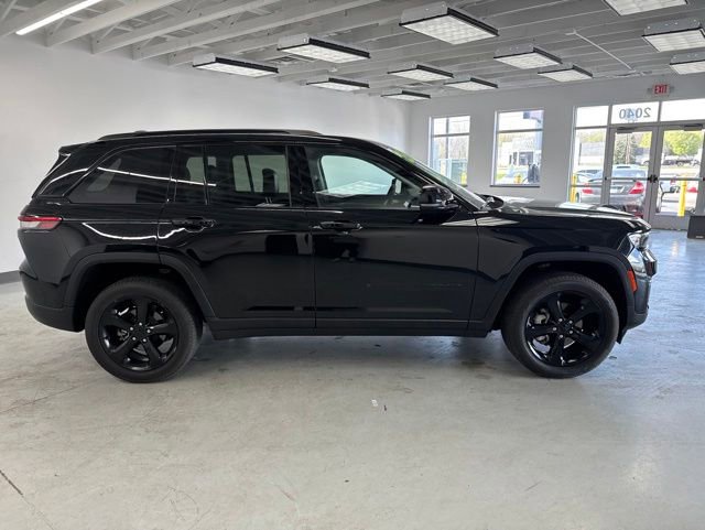 Used 2023 Jeep Grand Cherokee Limited w/ Black Appearance Package AWD/4WD image 14
