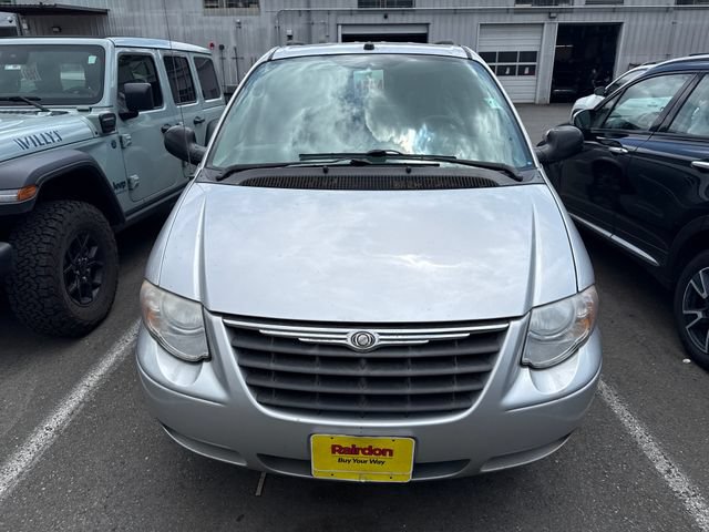 Used 2005 Chrysler Town & Country LX w/ Popular Equipment Group II FWD image 2
