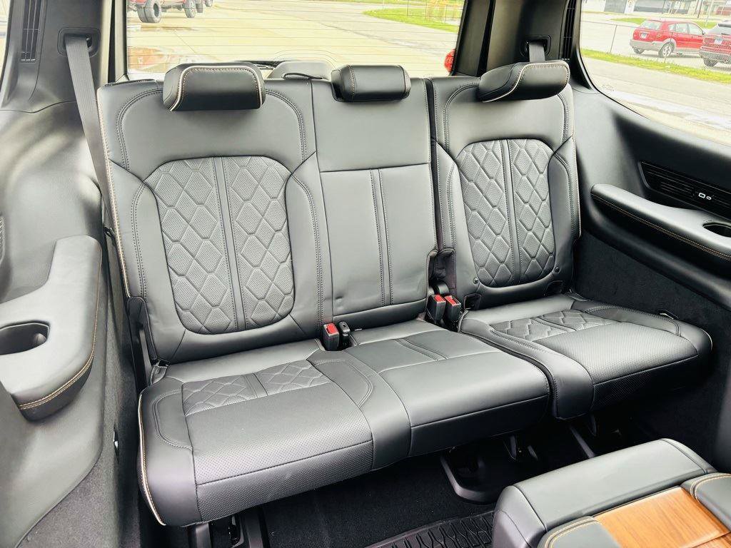 New 2024 Jeep Grand Wagoneer Series III AWD/4WD image 36