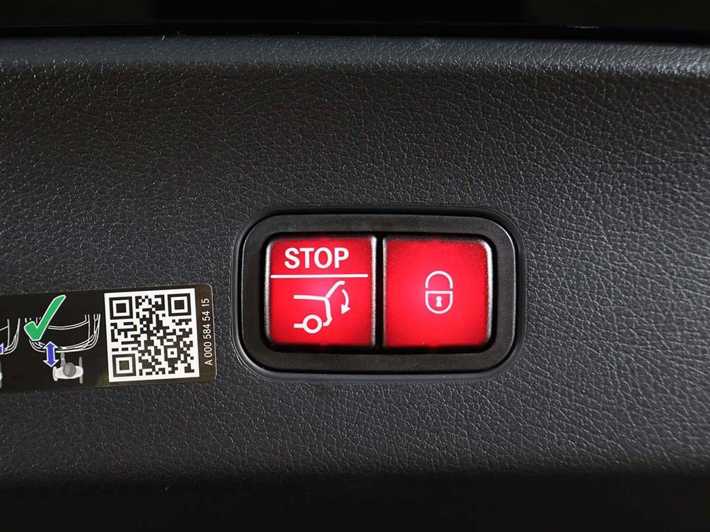 Used 2025 Mercedes-Benz GLC 300 4MATIC image 21