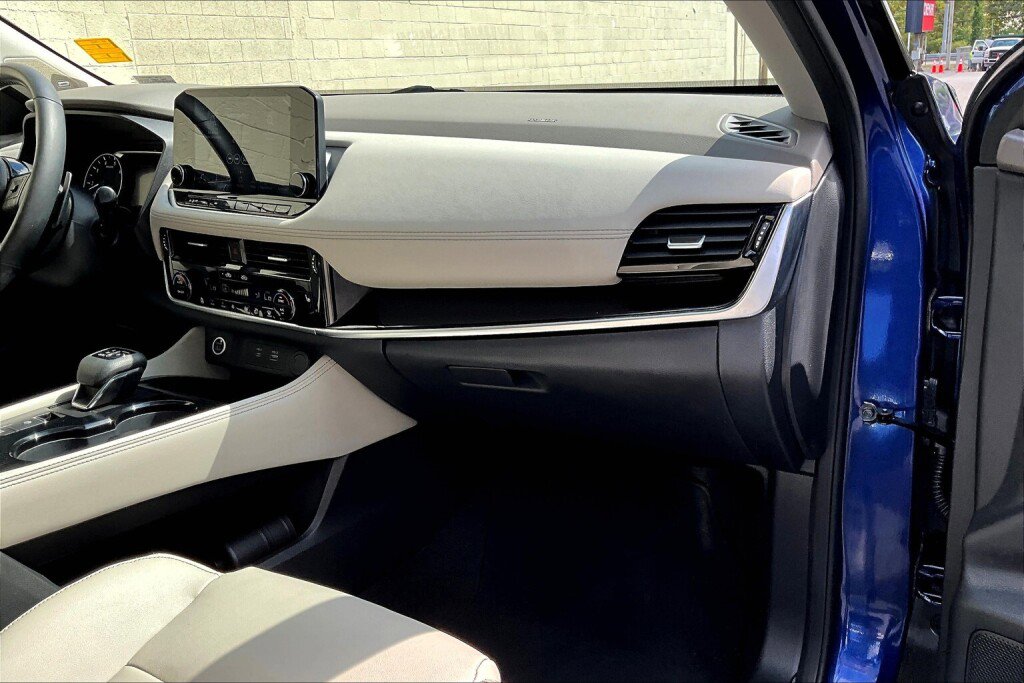 Used 2023 Nissan Rogue SL w/ SL Premium Package image 11