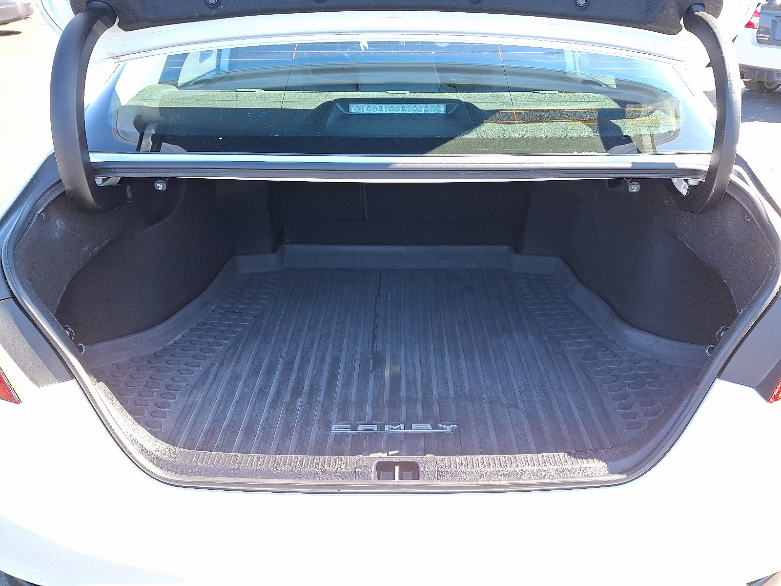 Used 2020 Toyota Camry LE image 28