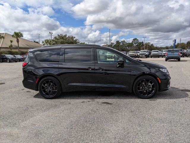 Used 2025 Chrysler Pacifica Limited image 3