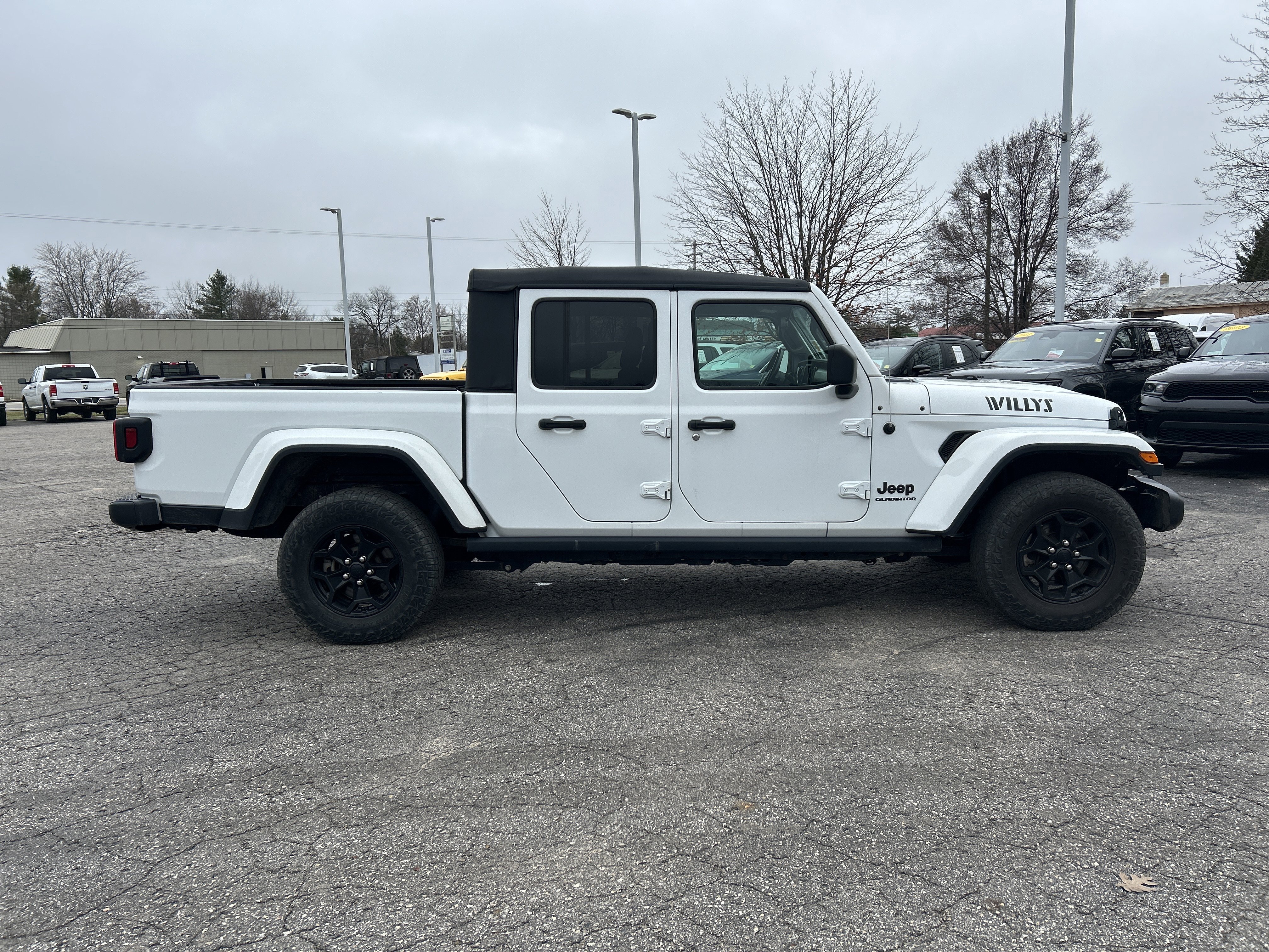 Used 2021 Jeep Gladiator Willys AWD/4WD image 3