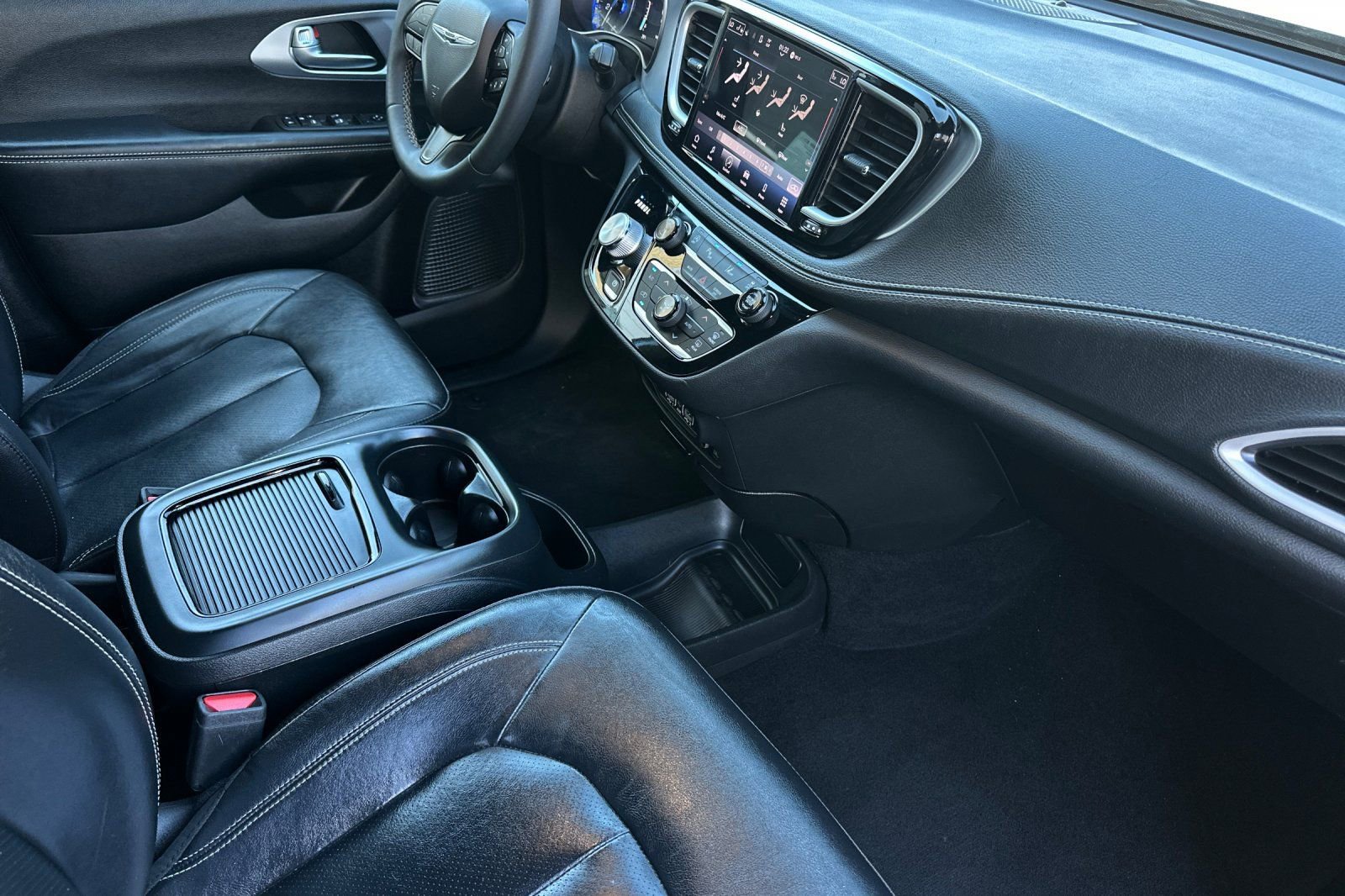 Used 2022 Chrysler Pacifica Touring-L w/ S Appearance Package image 16