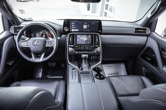 Used 2024 Lexus LX 600 4WD w/ Luxury Package image 17