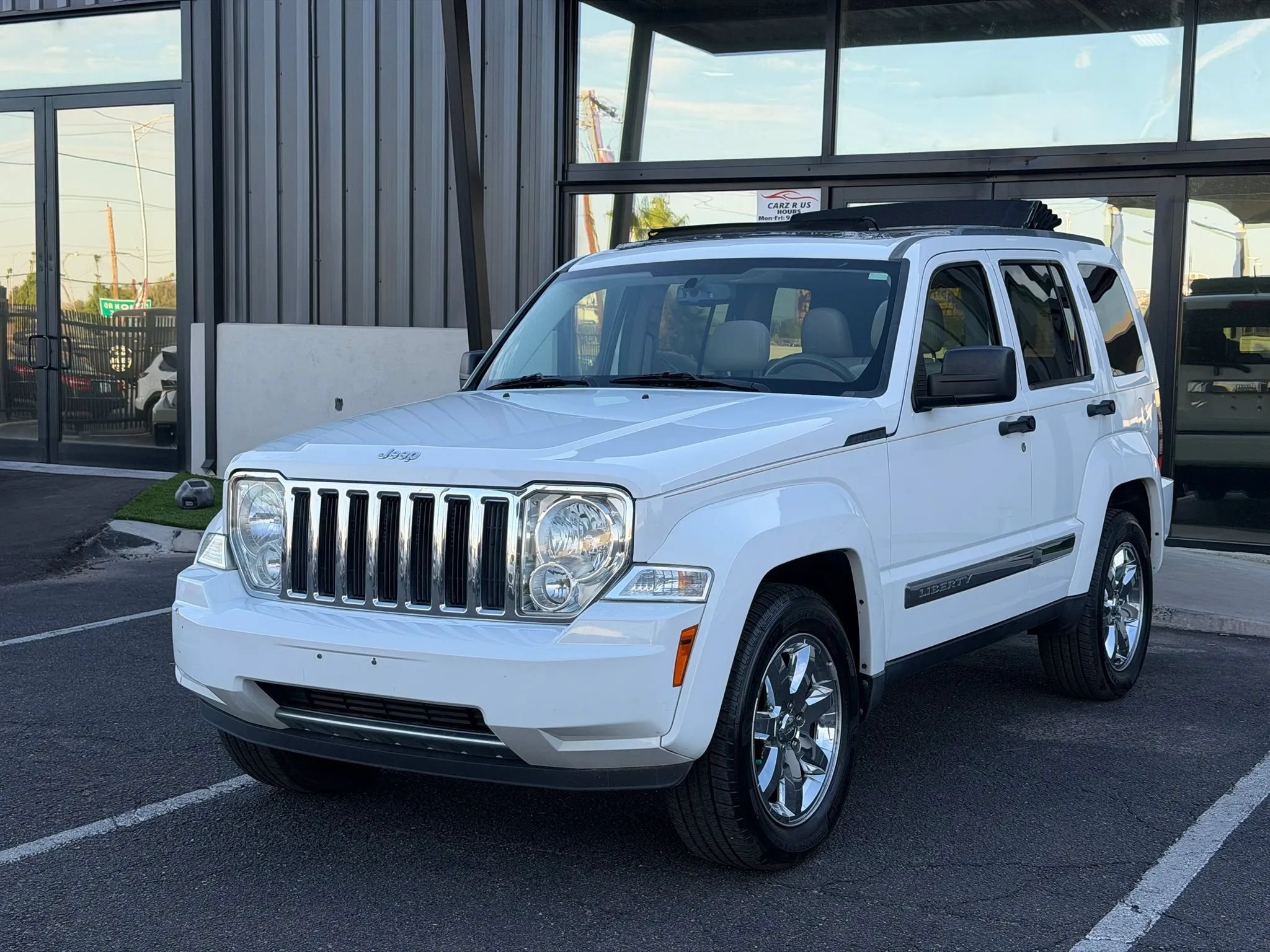 Used 2011 Jeep Liberty Limited w/ Tire & Wheel Group RWD image 2
