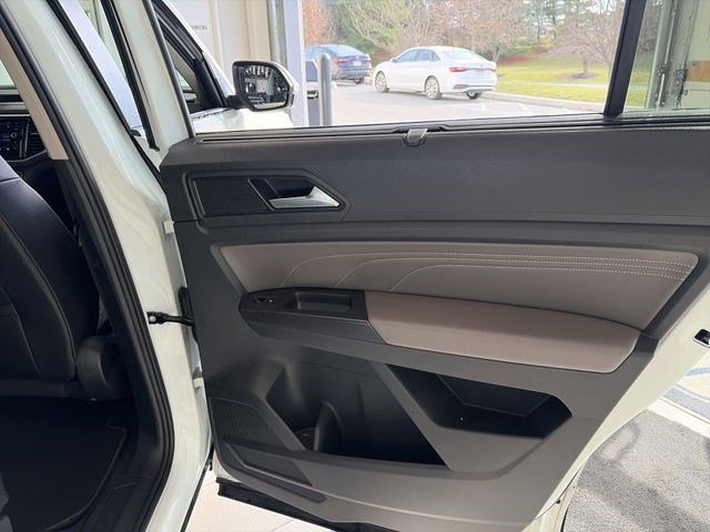 Certified 2022 Volkswagen Atlas SE w/ Black Wheel Package image 33