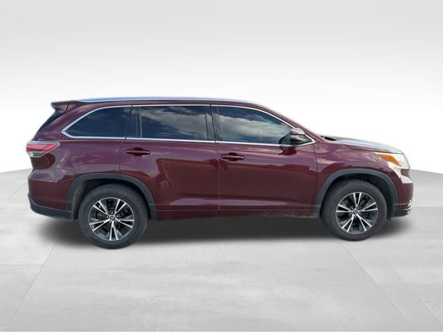 Used 2016 Toyota Highlander XLE image 2