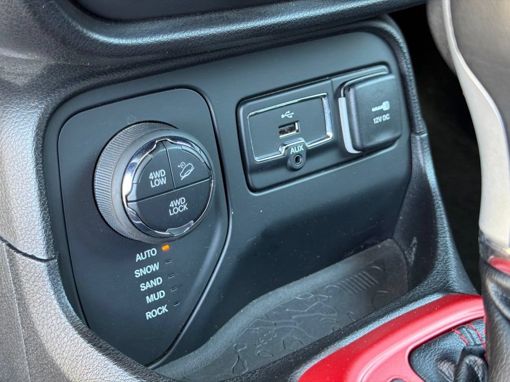 Used 2017 Jeep Renegade Trailhawk AWD/4WD image 28