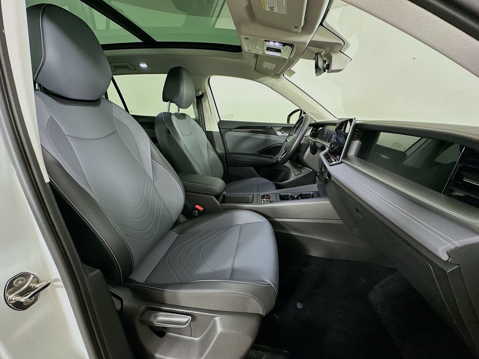 Used 2025 Volkswagen Tiguan SE AWD/4WD image 44