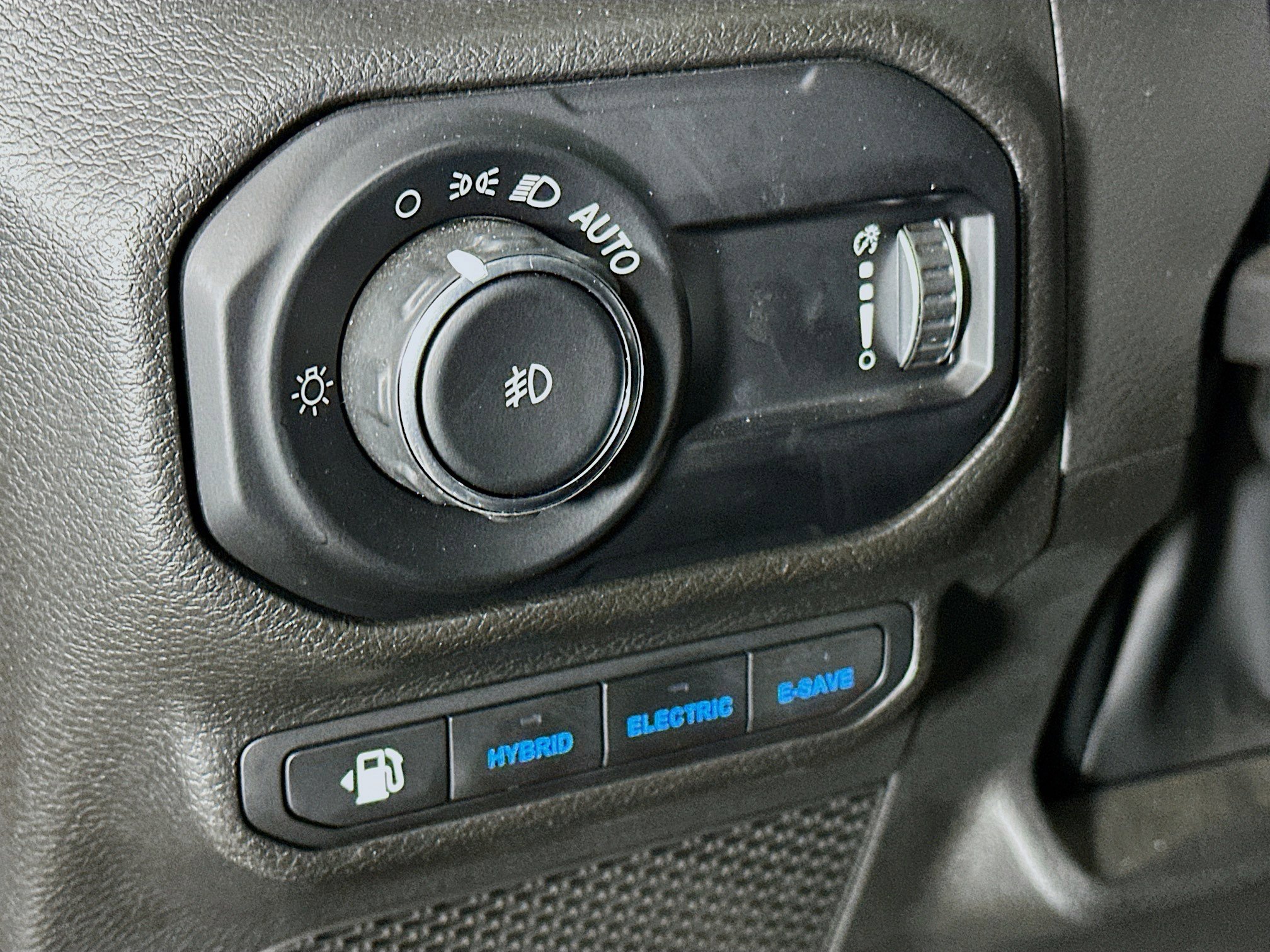 Used 2023 Jeep Wrangler Sahara w/ Cold Weather Group image 16