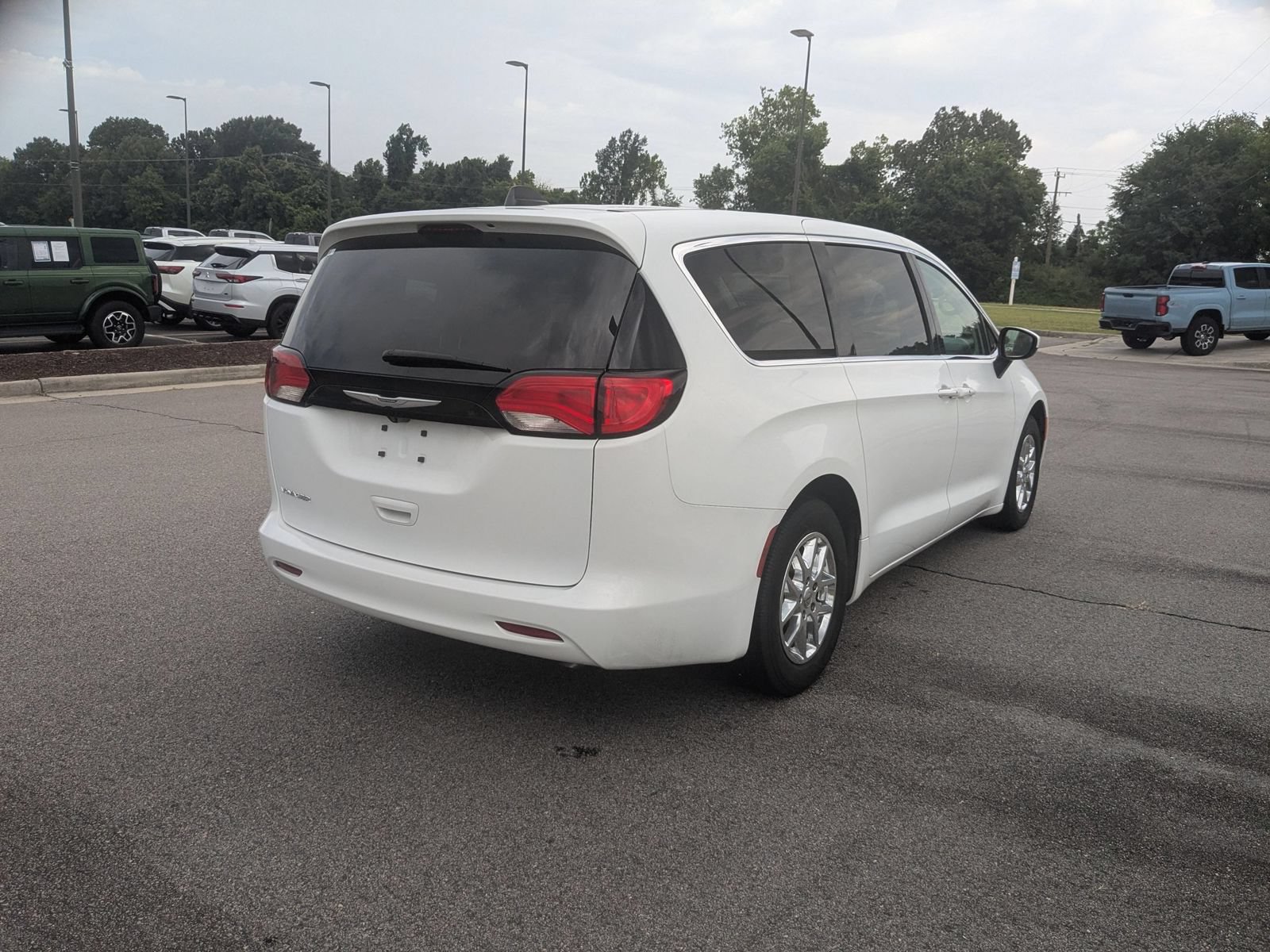 Used 2023 Chrysler Voyager LX FWD image 3