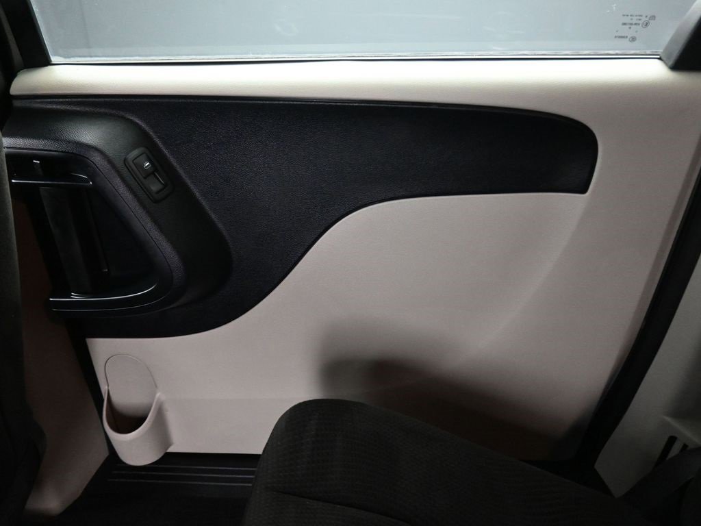 Used 2016 Dodge Grand Caravan SE image 29