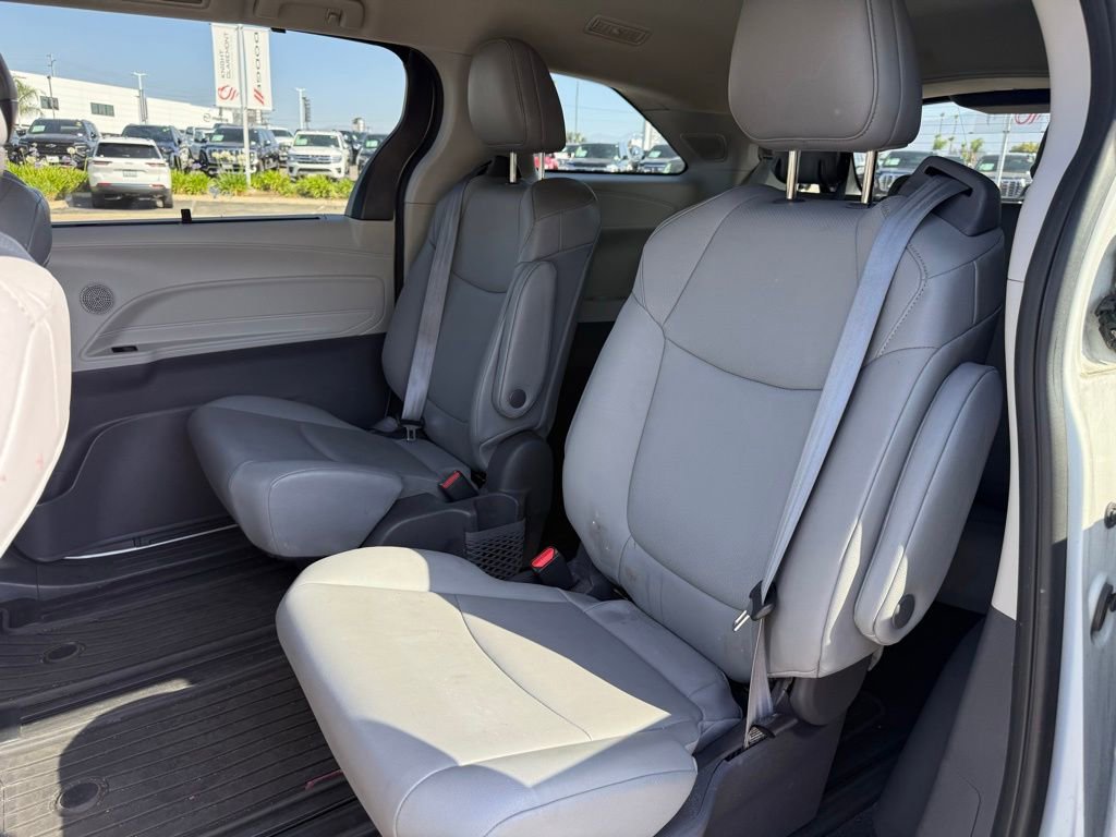 Used 2021 Toyota Sienna XLE w/ XLE Plus Package FWD image 4