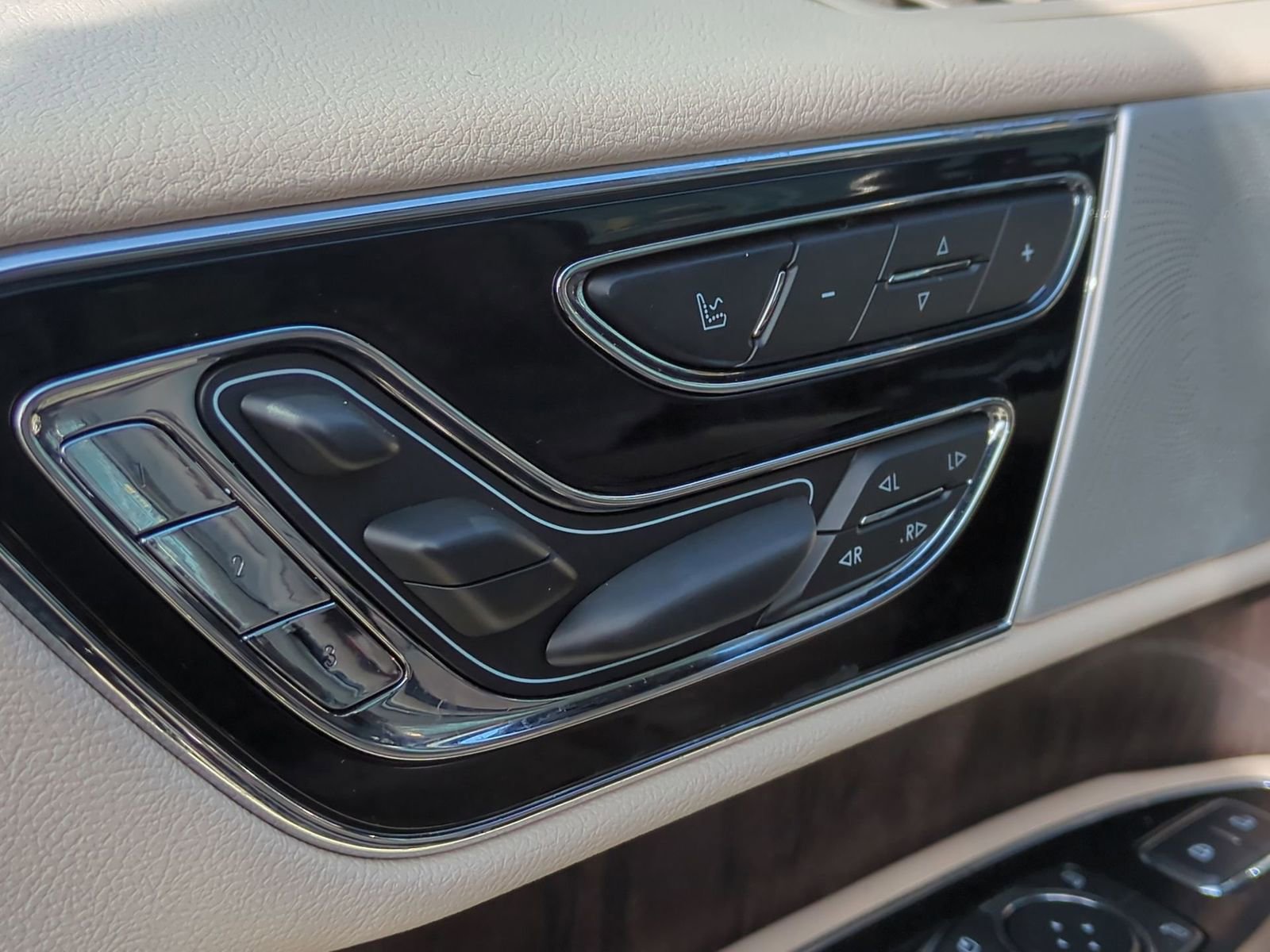 Used 2018 Lincoln Navigator L Reserve w/ Technology Package image 22