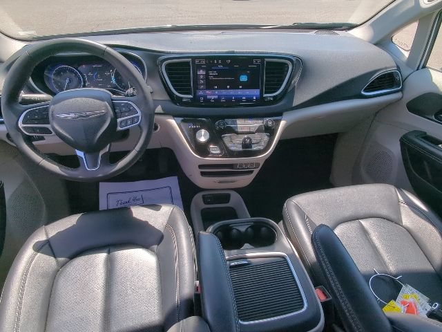 Used 2024 Chrysler Pacifica Touring-L FWD image 17